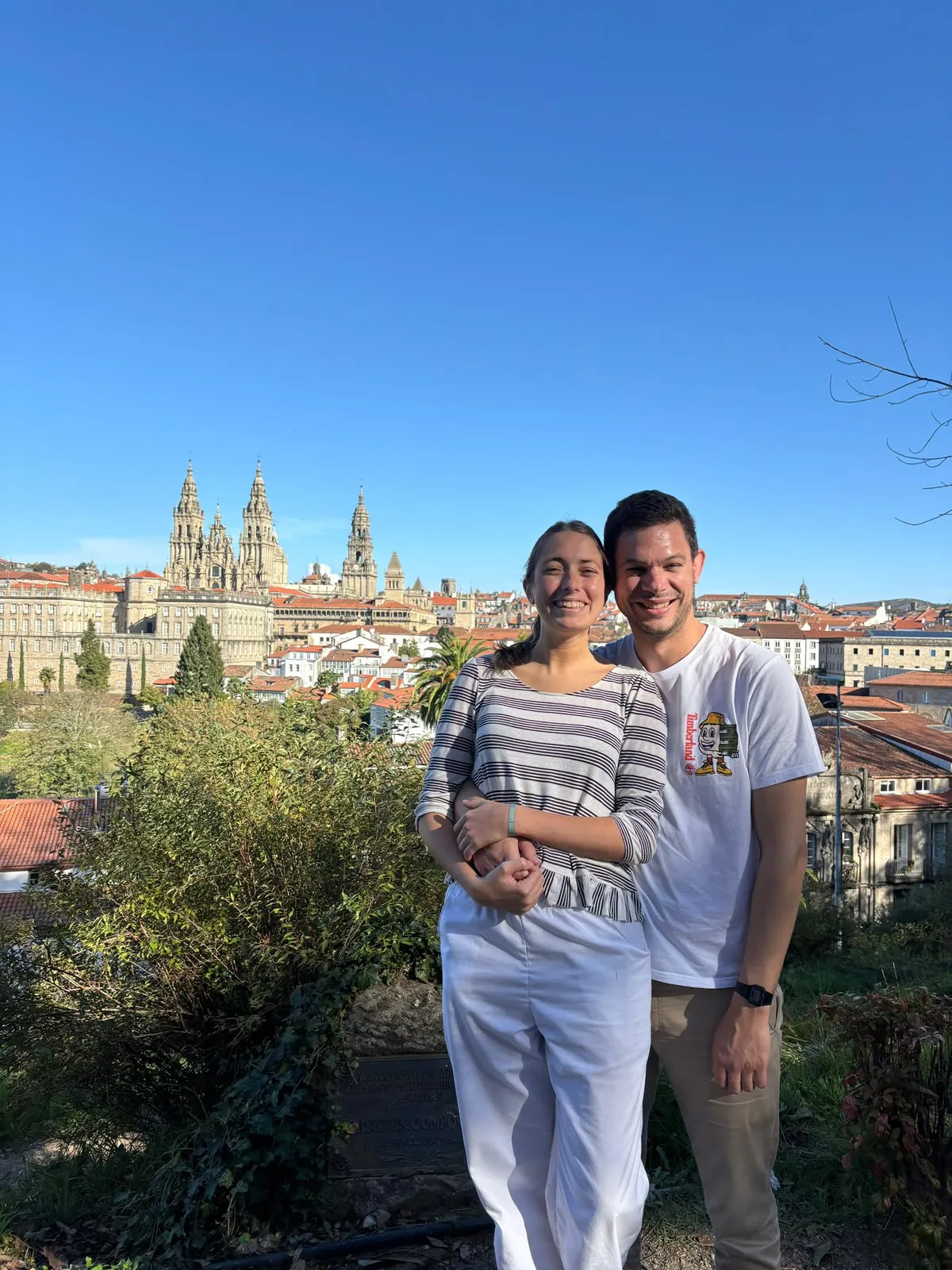 Cata y Sebas con la catedral de Santiago de Compostela de fondo