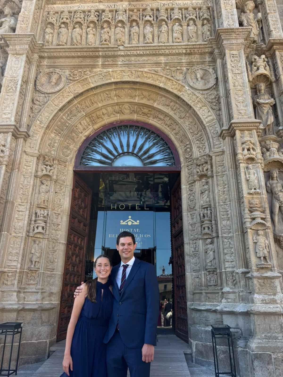 Cata y Sebas vestidos elegantes frente al Hostal dos Reis Católicos