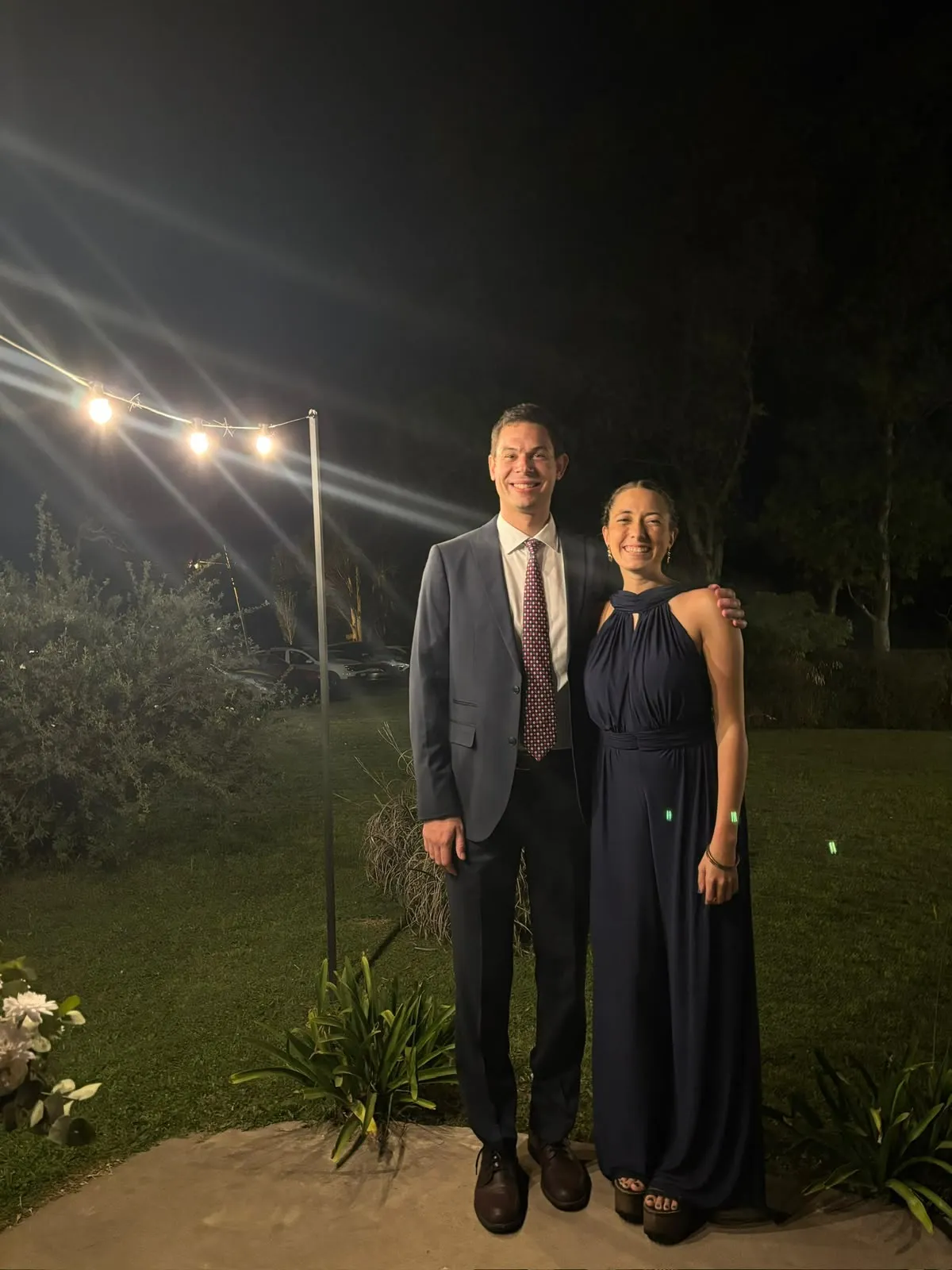 Cata y Sebas de noche en una fiesta en el jardín