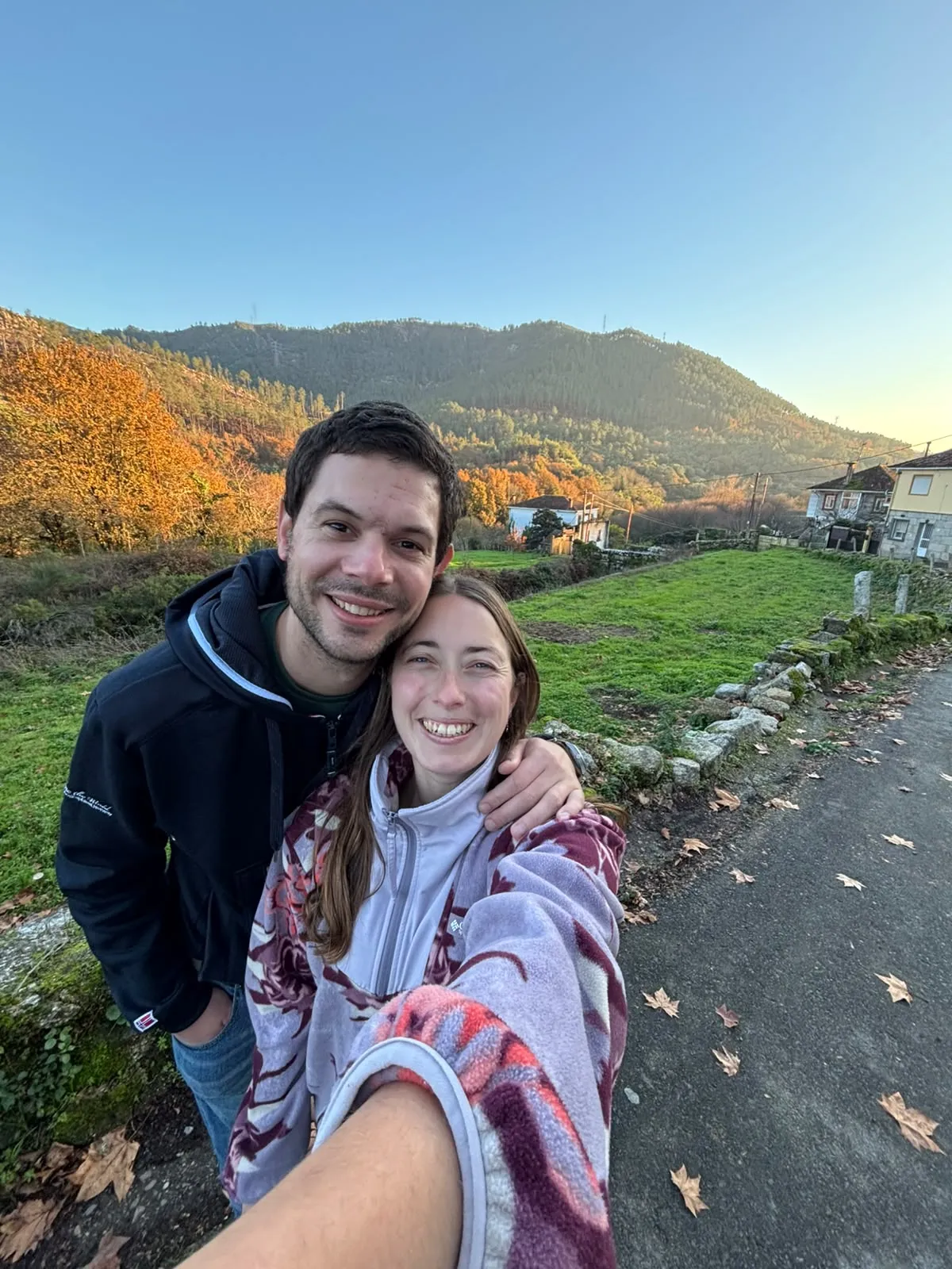 Cata y Sebas en un paisaje de otoño