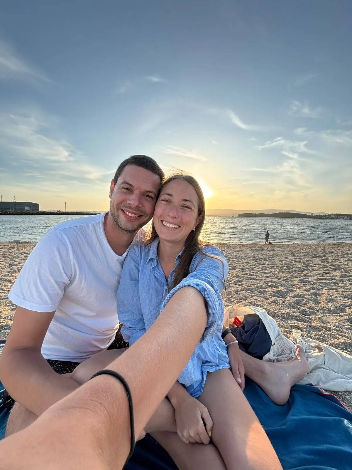 Cata y Sebas en la playa al atardecer