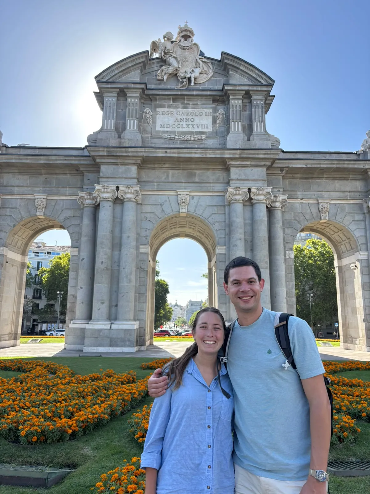 Cata y Sebas frente a la Puerta de Alcalá